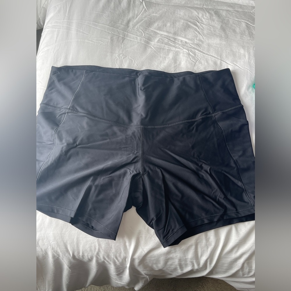 High-rise shorts with pockets